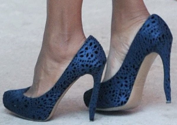 Kerry Washington's feet in patterned navy blue Nicholas Kirkwood pumps