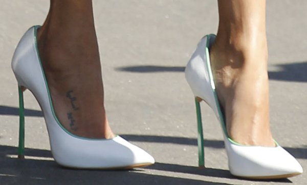 Zoe Saldana rocking white pumps by Casadei