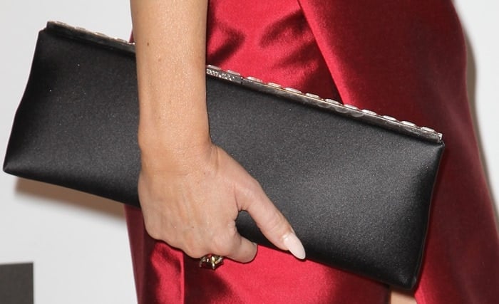 Carmen Electra carries a black clutch on the carpet of the Oscars