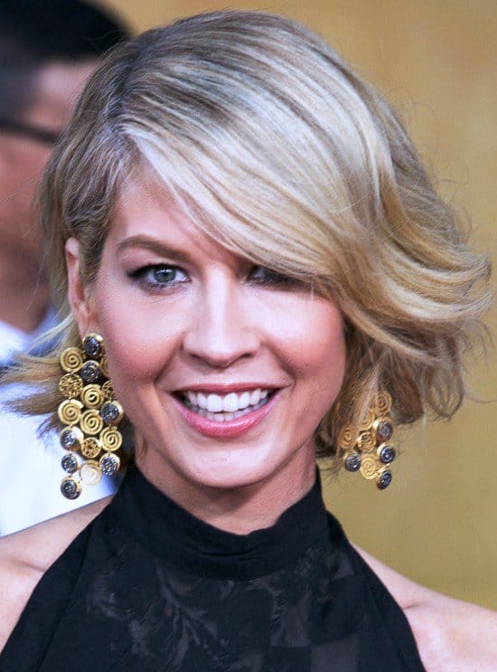 Jenna Elfman shows off her Neil Lane cluster earrings at the SAG Awards
