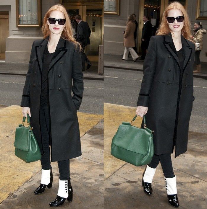 Jessica Chastain carries a large green bag as she arrives at the Walter Kerr Theater in New York City