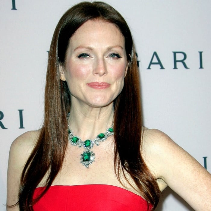 Julianne Moore wearing Elizabeth Taylor's famous emerald necklace