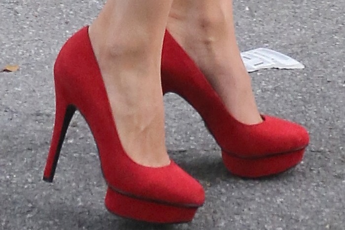 Kelly Brook's hot feet in sexy red shoes