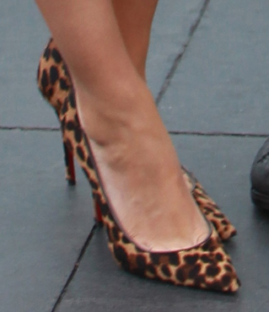 Mila Kunis' leopard-print "Décolleté 554" pumps