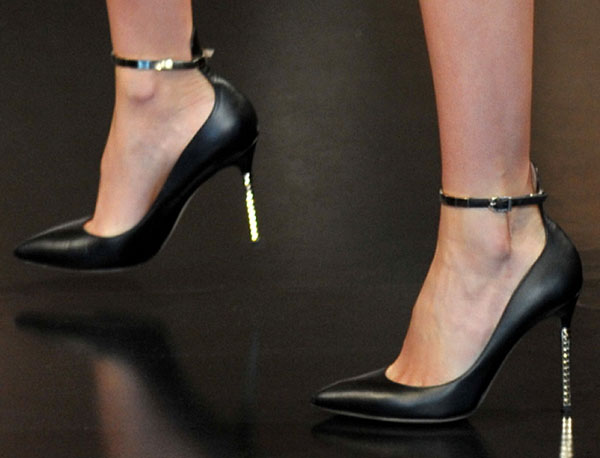 Miranda Kerr's hot feet in Valentino pumps