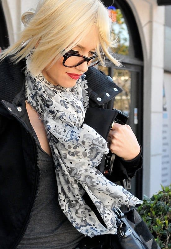 A printed white scarf gave Gwen Stefani's relaxed outfit a burst of bright femininity