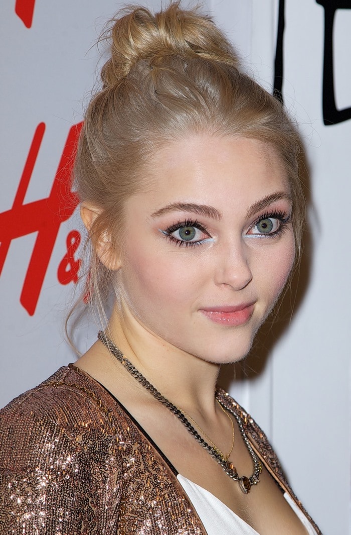 AnnaSophia Robb wears ice blue eyeliner with heavy mascara