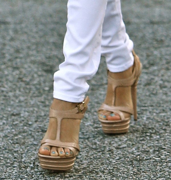 Eva Longoria styled her white skinny jeans from Henry & Belle with Cesare Paciotti heels