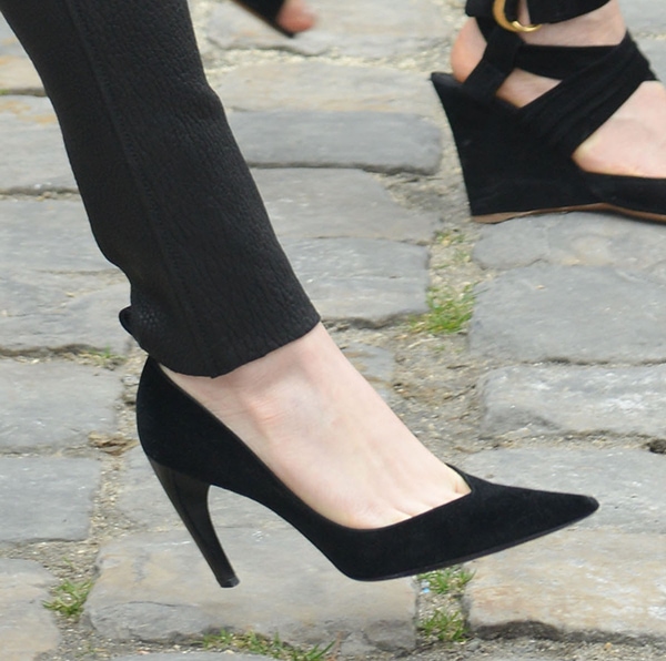 Elizabeth Olsen's pointed-toe Louis Vuitton shoes are made of luxurious suede
