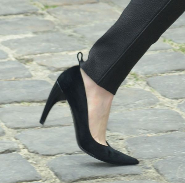 Elisabeth Olsen heads into the Louis Vuitton Fall-Winter 2013/2014 Ready-to-Wear Fashion Show during Paris Fashion Week in a pair of black pumps