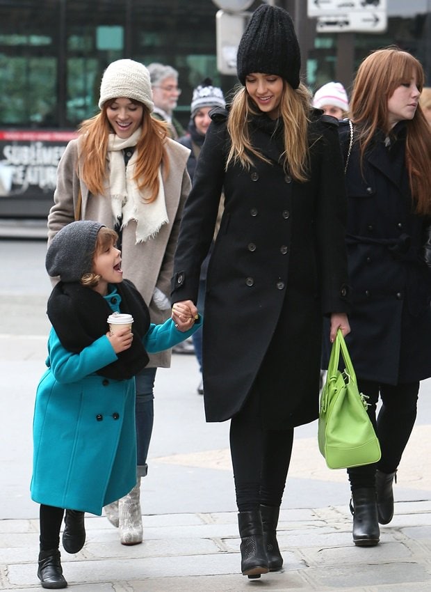 Pretty girl Honor Warren spending the day shopping with her mom Jessica Alba