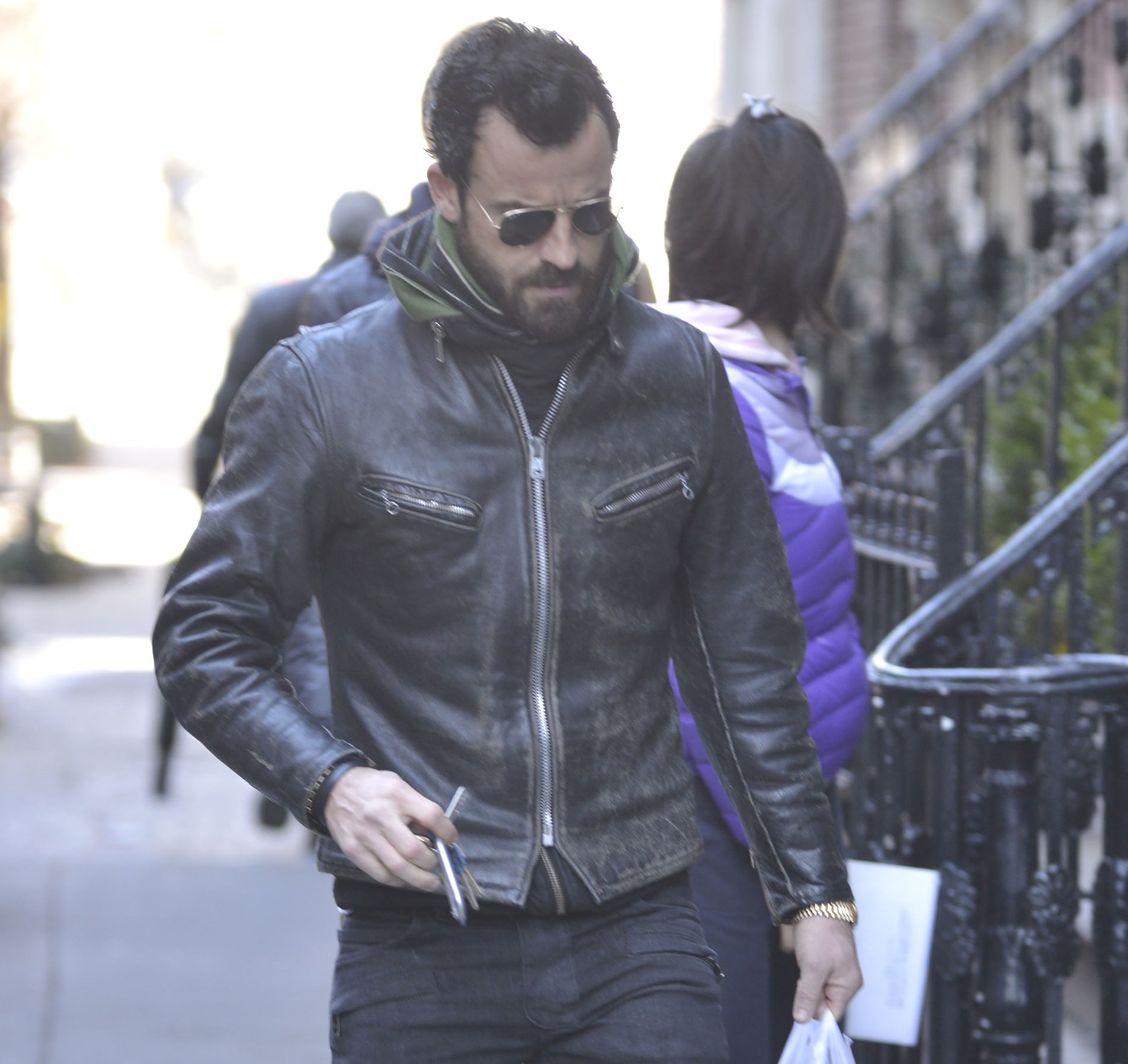 The epitome of rugged charm, Justin Theroux demonstrates the power of a classic leather jacket in West Village