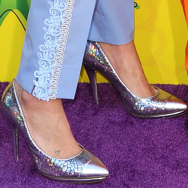 Kesha shows off her feet in silver metallic cap-toe pumps