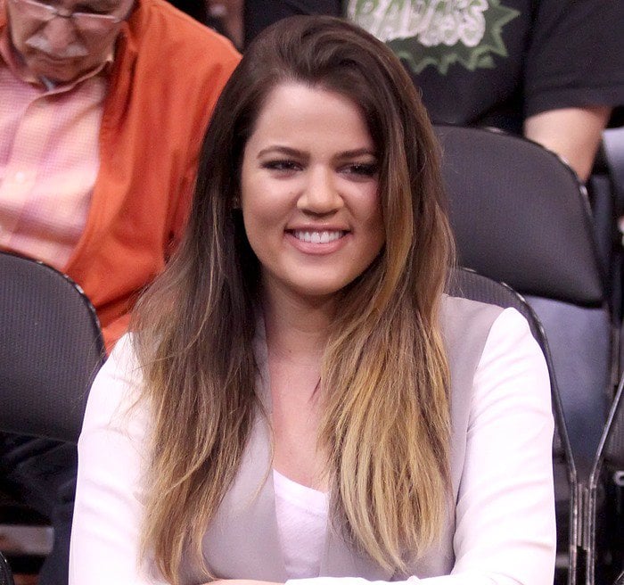 Khloe Kardashian wears her hair down at the Los Angeles Clippers vs. New York Knicks game