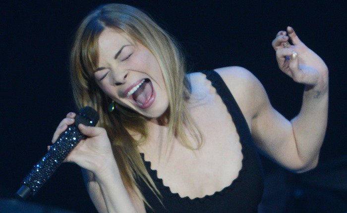 LeAnn Rimes wears her hair down as she performs at the 2013 C2C: Country to Country Festival