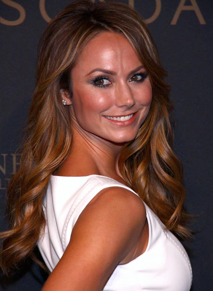 Stacy Keibler's honey-hued hair cascaded in relaxed waves, and her eyes popped with the contrast of dark makeup