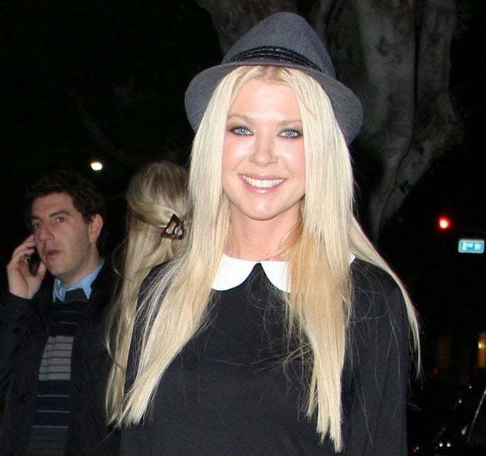 Tara Reid wears a 3/4-sleeved top and a gray fedora