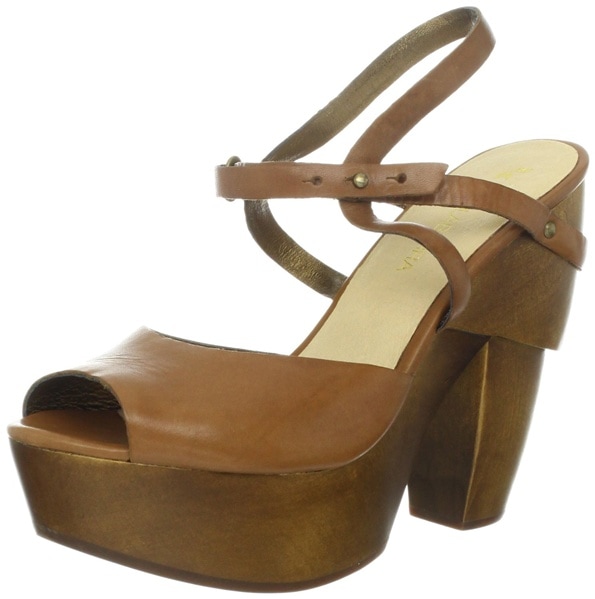 Koolaburra 'Starla' Clogs in Chestnut