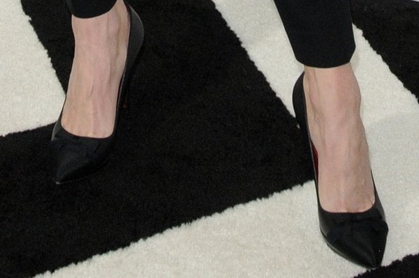 Chelsea Handler shows off her feet in black pointed-toe pumps