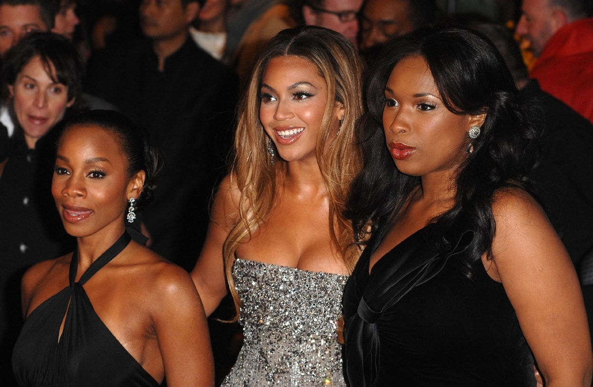 Beyonce Knowles, Anika Noni-Rose, and Jennifer Hudson attend the premiere of "Dreamgirls"