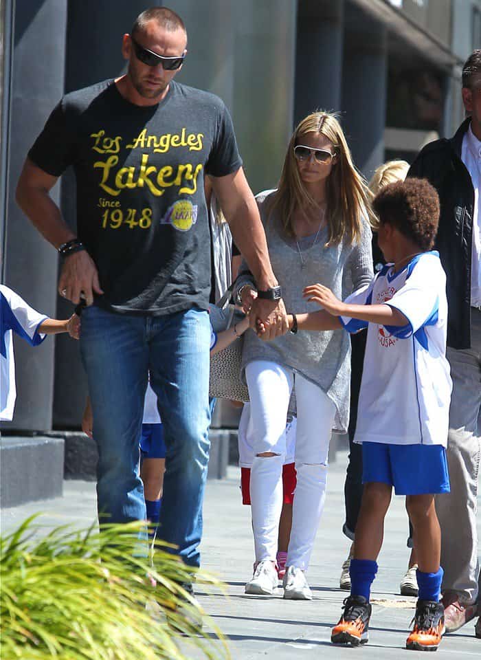 On April 6, 2013, in Los Angeles, Heidi Klum was seen in Gucci 1827 sunglasses, J Brand Runaway 811 mid-rise destructed skinny jeans in Extracted Indigo, and her New Balance 420 sneakers in silver with white and coral