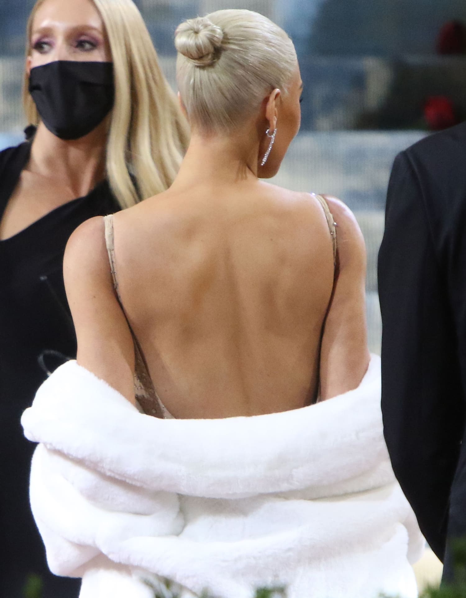 Kim Kardashian reportedly couldn't zip up her Marilyn Monroe dress and covered up with a fur shawl