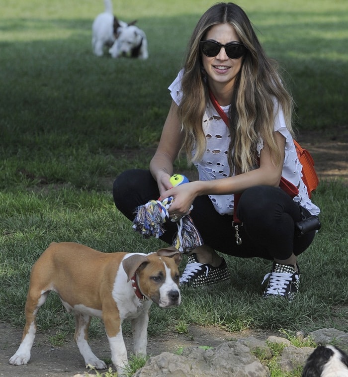 Melissa Satta's a distressed white t-shirt