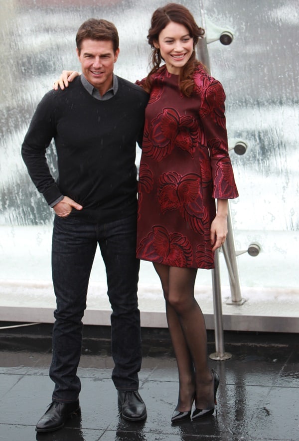 At the Moscow photocall for Oblivion, Olga Kurylenko stands tall next to Tom Cruise, her heels highlighting the striking height difference between the co-stars