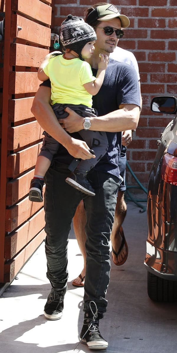 Orlando Bloom carries his son Flynn Christopher Blanchard Copeland Bloom 