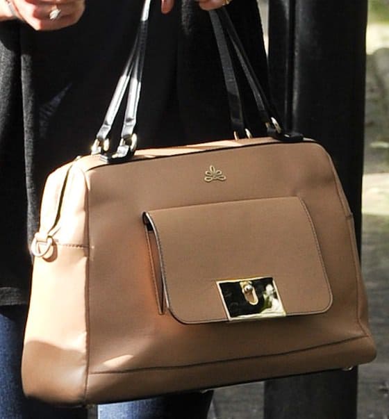 Elegance in Action: Pippa Middleton showcases her beloved Milli Millu Vienna purse while out in Chelsea – a testament to timeless style