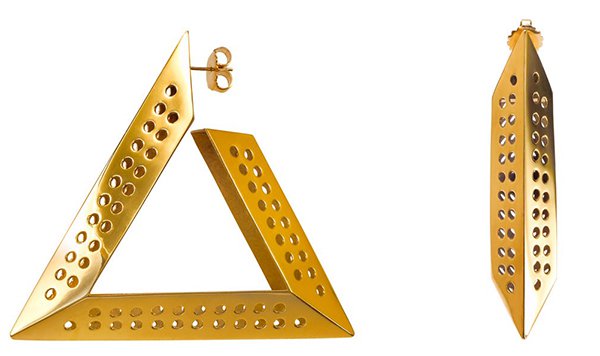 Elegantly crafted, these Scott Wilson for Aqua gold-plated hoop earrings stand out with their unique triangular 3D design and distinctive perforations
