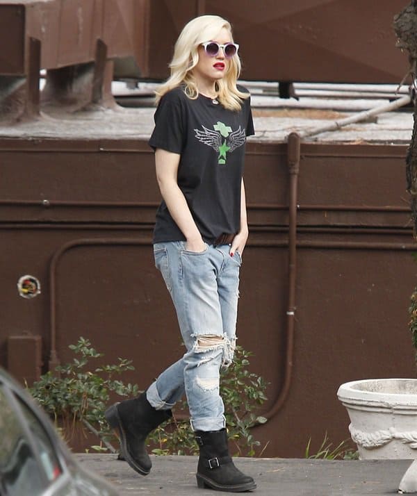 Gwen Stefani knows better than anyone how to wear ripped and shredded boyfriend jeans