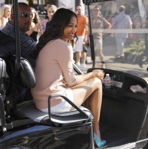 Zoe Saldaña Flaunts Sexy Legs in Turquoise Flo Colorblock Pumps