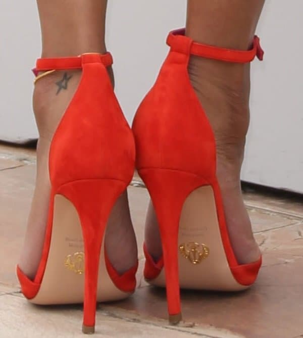 Zoe Saldaña's heels significantly enhance height, adding an elegant and slenderizing effect to the posture, which is often sought after on the red carpet