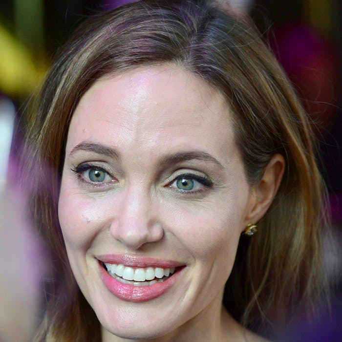 Angelina Jolie maintained a simple beauty aesthetic with minimal makeup