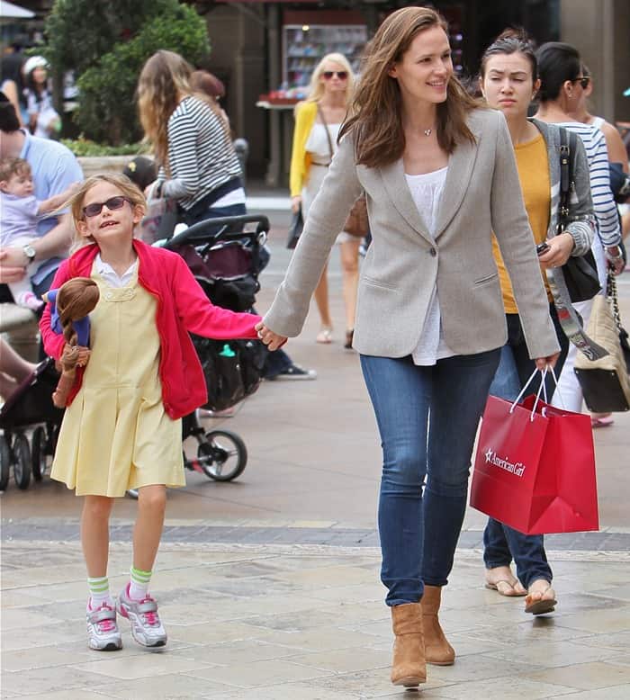 Jennifer Garner rocks Citizens of Humanity Avedon Skinny jeans in Secret with a white top