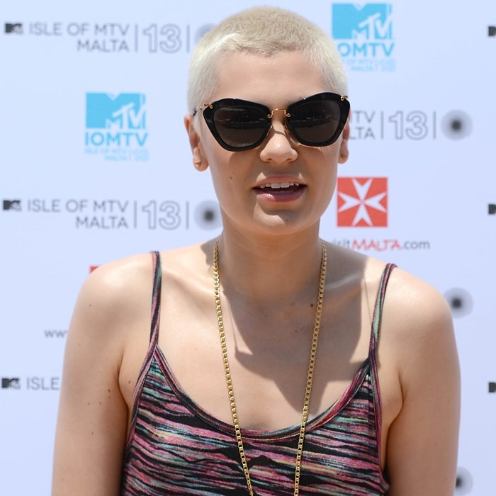 Jessie J showcases her bold buzz cut and chic gold pendant necklace, making a statement at the Isle of MTV event