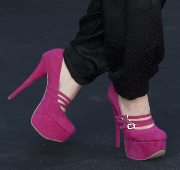 Natasha Bedingfield's feet in pink platform pumps by Luichiny