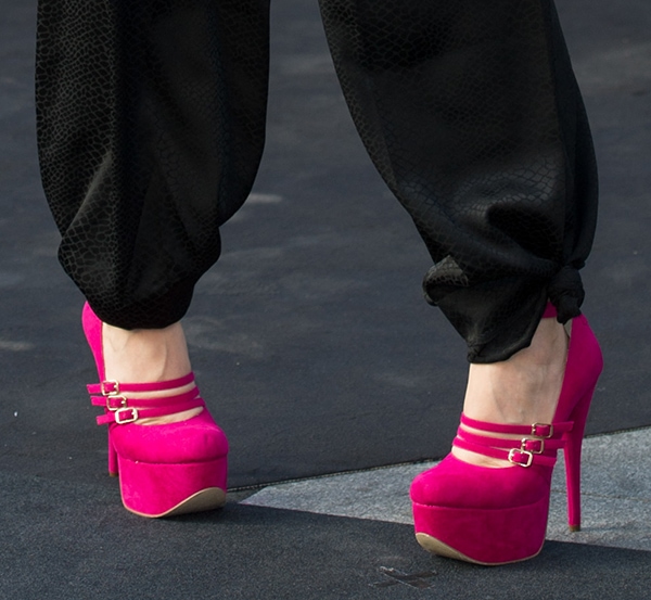 Natasha Bedingfield's feet in pink platform pumps by Luichiny