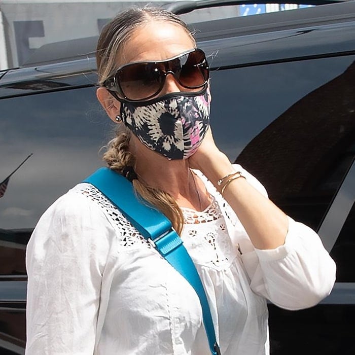 Sarah Jessica Parker wears a reusable unisex tie dye face mask from Masqd