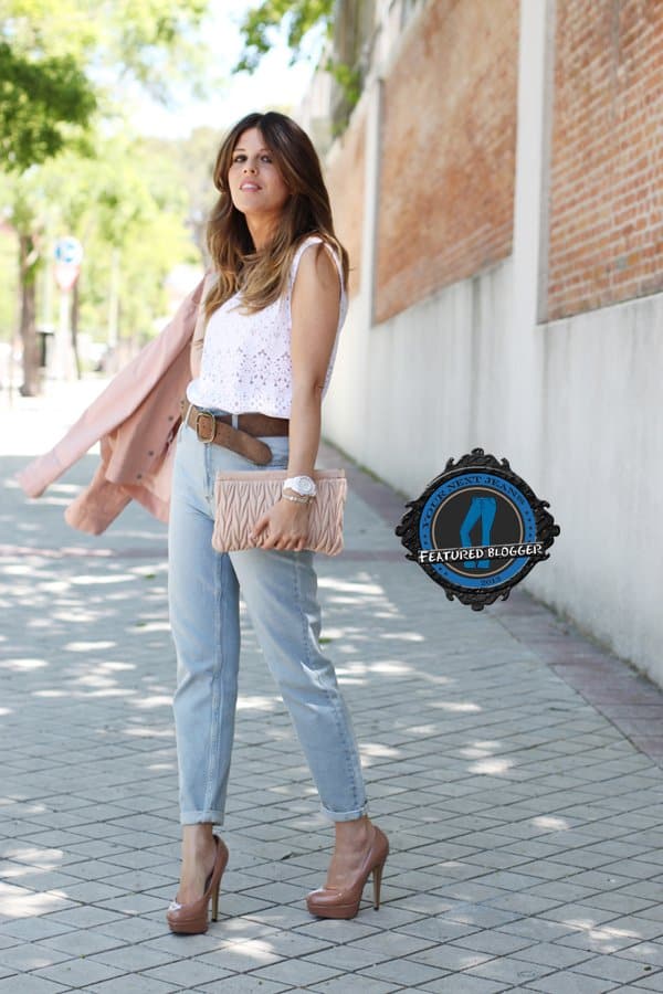 Beatriz shows how to wear mom jeans with a sleeveless top