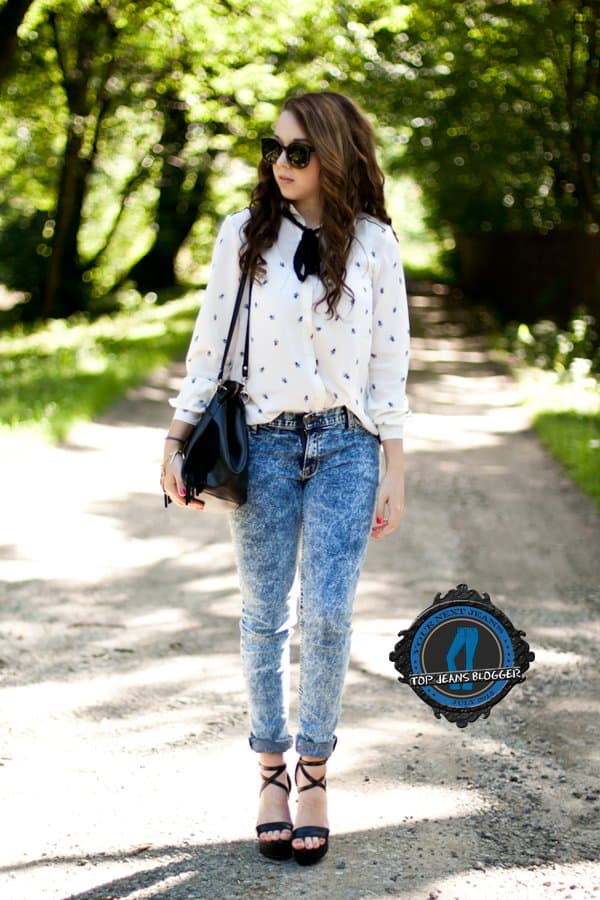 Gabriela strikes a pose in her trendy acid-washed jeans, expertly cuffed at the hem, showcasing her love for this retro-inspired fashion statement