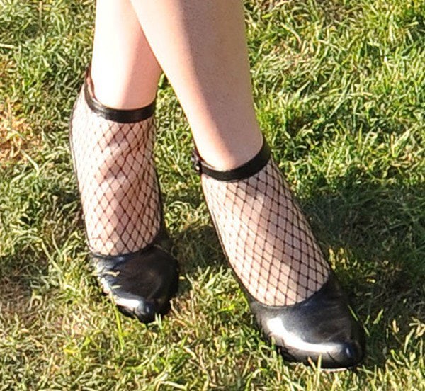 Hailee Steinfeld's feet in black leather "Resillissima" pumps
