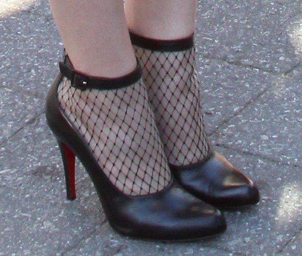 Hailee Steinfeld's feet in fishnet-accented Christian Louboutin pumps