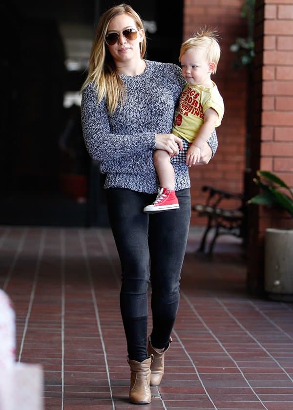 Hilary Duff was spotted leaving a class in Sherman Oaks, stylishly dressed in a Rag & Bone Holst pullover sweater, J Brand stepped hem skinny jeans in Graphite, Laurence Dacade Pete leather ankle booties, and Ray-Ban RB3025 L0205 Aviator large metal sunglasses