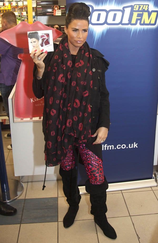 Katie Price sported a black jacket paired with pink leopard leggings and knee-high booties