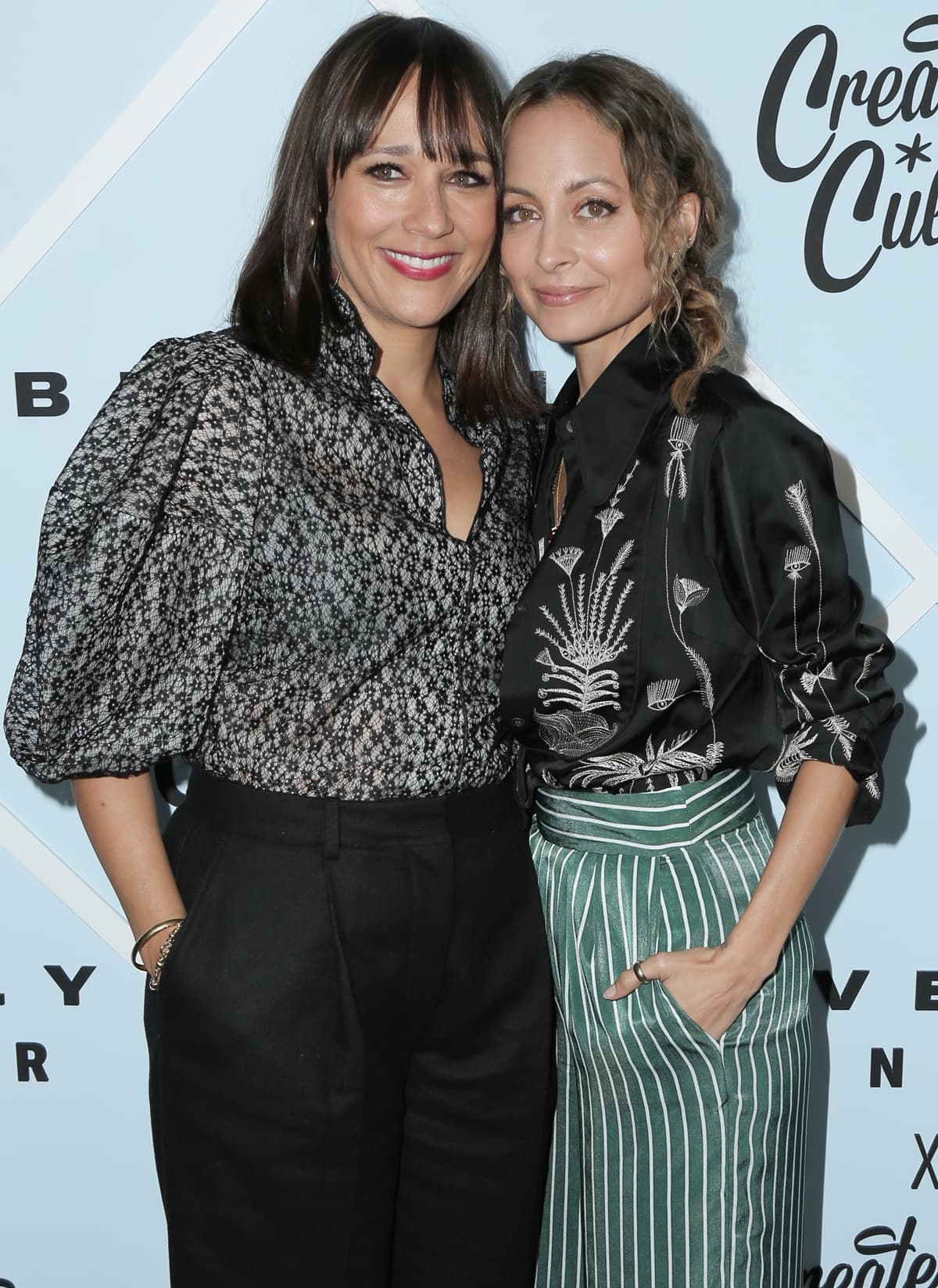 The height difference between Nicole Richie and Rashida Jones is relatively minimal, with Rashida Jones being slightly taller by approximately 1 ¼ inches (3.2 cm)