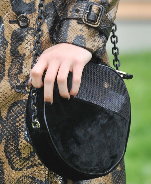 Detail shot: Suki Waterhouse's stylish Burberry cross-body bag, showcasing exquisite craftsmanship