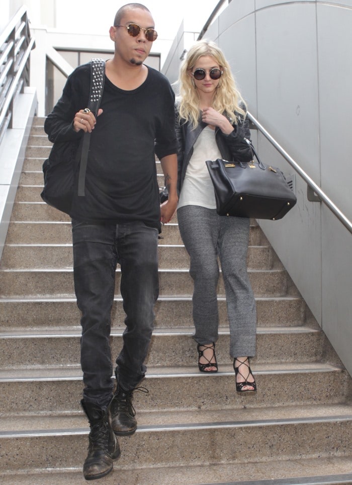 On July 31, 2013, at LAX Airport with her new boyfriend, Evan Ross, Ashlee Simpson was spotted in a chic all-black ensemble featuring a Hermes Birkin bag, Wildfox Winona frame sunglasses, an Anine Bing biker jacket, and Shoemint Romy sandals