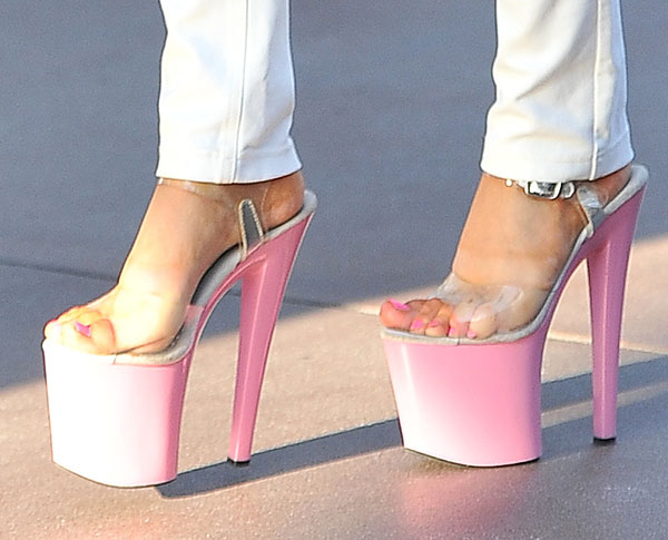 Courtney Stodden put her feet on display in pink platform shoes